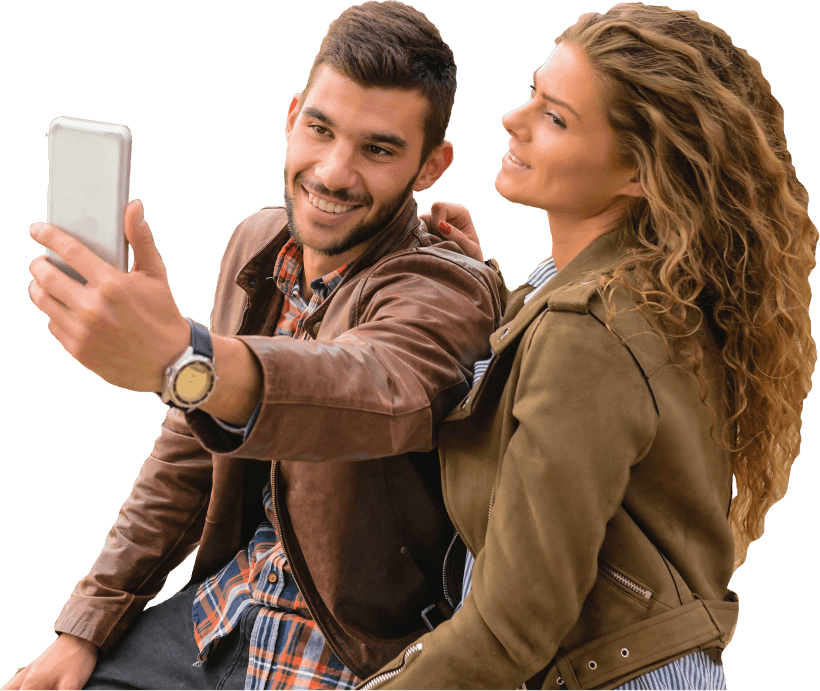Una pareja tomándose una foto con el celular
