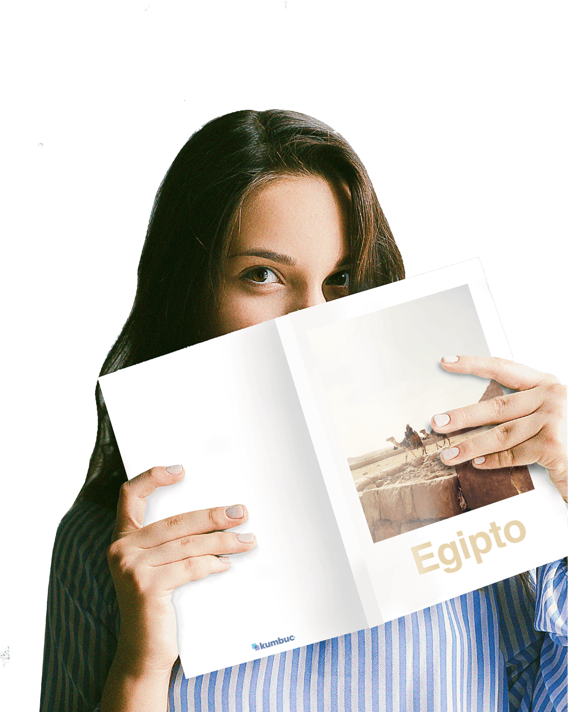 Persona mostrando su photobook impreso